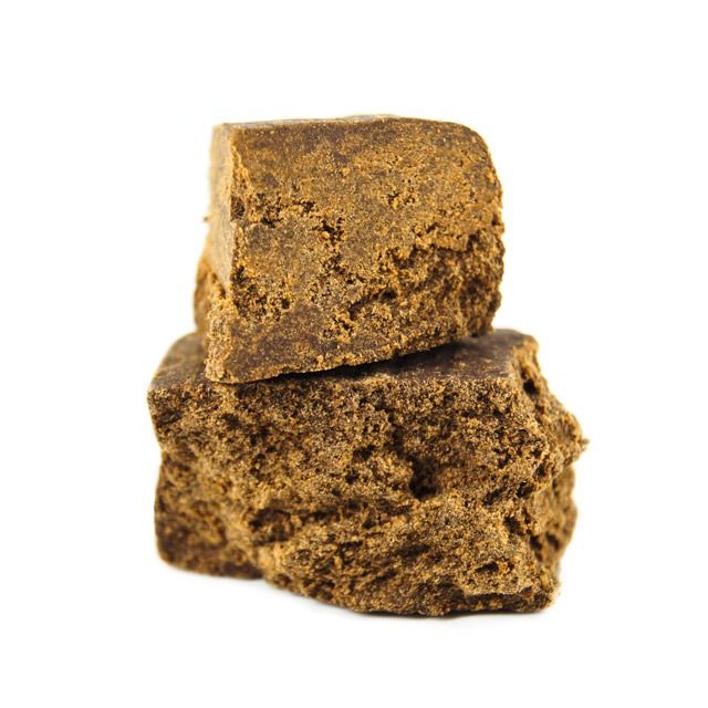 Hash CBD Wedding Cake de Natural Suit, con 25% de CBD, exterior oscuro y textura cremosa.