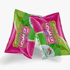 paquetes de flores de cáñamo Sonríe CBD de Golos Ibiza, con un diseño llamativo en rosa y verde que incluye el logo y caritas sonrientes.