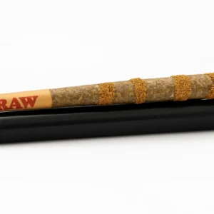 Pre-roll CBD con crumble sobre porta petas negro RAW