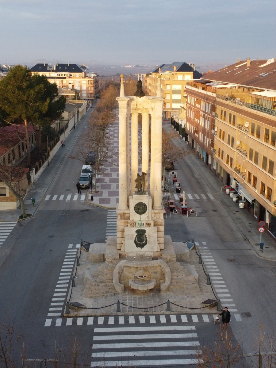 Monumento de Requena visto desde el aire – Patrimonio local y CBD Perejil